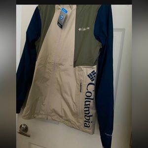 Men’s size small Columbia windbreaker with hood. Beige, green and blue. NWT